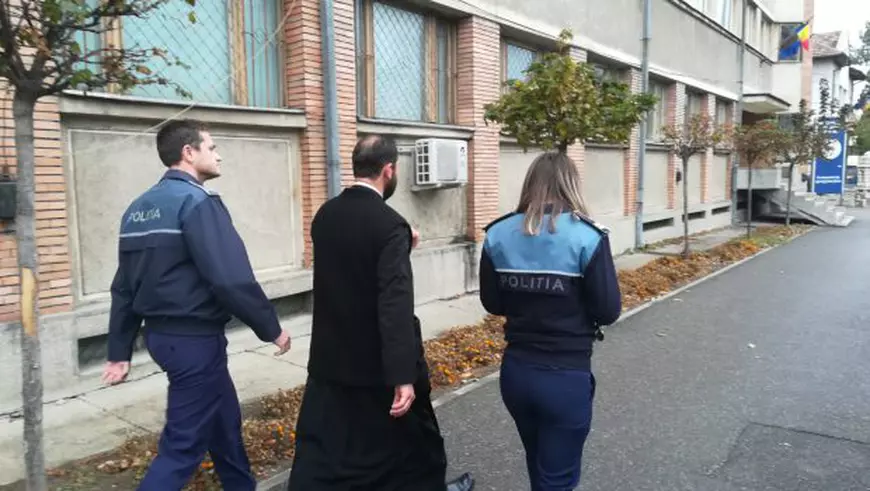 UPDATE / Tâlhar în haine preoțești cumpărate de pe net! Un bărbat a pretins că este călugăr la Mânăstirea Pătrunsa și a jefuit biserici și mănăstiri