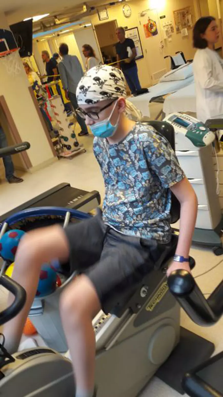 În România, medicina l-a abandonat pe Alex. În Turcia, copilul a primit o șansă la viață și acum face chiar și ședințe de recuperare medicală a funcțiilor motorii pierdute complet la un moment dat