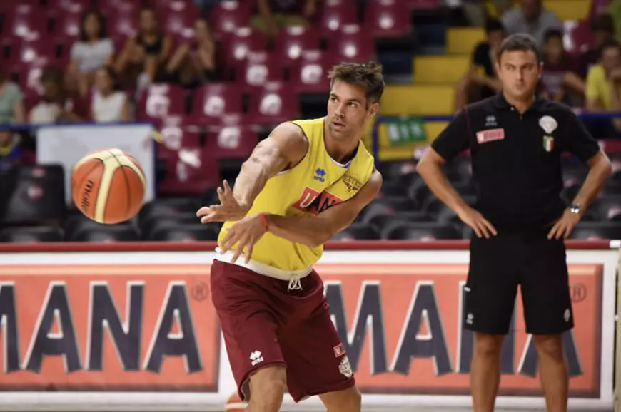 Belen Rodriguez, fata care a făcut striptease pentru Mutu, i-a furat mințile baschetbalistului Bruno Cerella