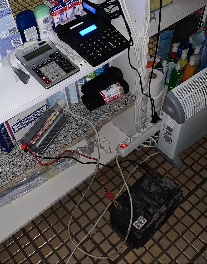 Un comerciant rămas fără curent electric a conectat casa de marcat la o baterie auto, pentru a-şi putea ţine în continuare magazinul deschis