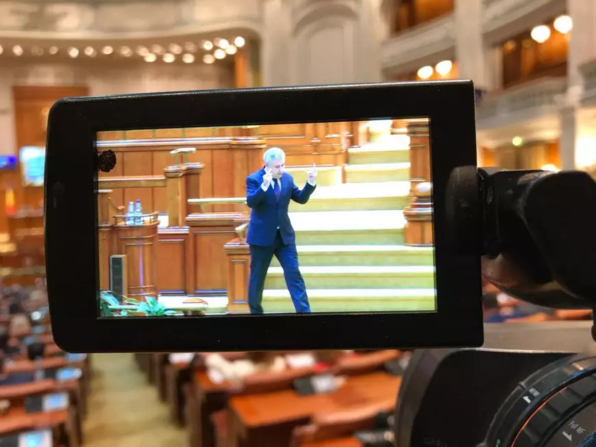 FOTO&VIDEO | Gest revoltător în plenul Parlamentului! Florin Iordache a arătat degetul mijlociu Opoziției