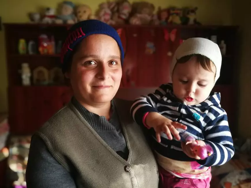 VIDEO | Centenar Solidar: 600 de lei lunar, patru suflete și o păpușă cam urâtă. Laura, Mihai și fetițele lor se încălzesc cu speranță, în lipsa lemnelor