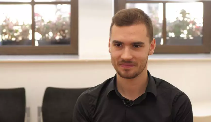 VIDEO/ Vesta cu semnalizare pentru bicicliști, invenție românească. Luca Știrbăț, un tânăr de 19 ani, vrea să reducă accidentele pe două roți