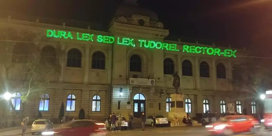 Demisia lui Tudorel Toader, cerută cu laserul pe clădirea Facultății de Drept din Iași (FOTO)