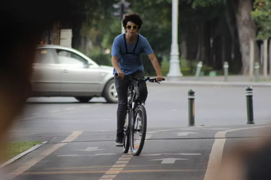 VIDEO/ Vesta cu semnalizare pentru bicicliști, invenție românească. Luca Știrbăț, un tânăr de 19 ani, vrea să reducă accidentele pe două roți