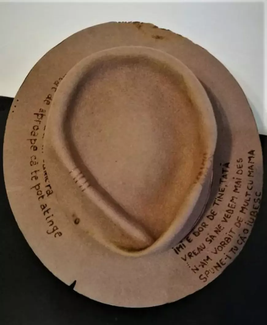 Așa arată pălăria creată de Maria Dumitrache pe care Smiley o va purta în concertele sale.