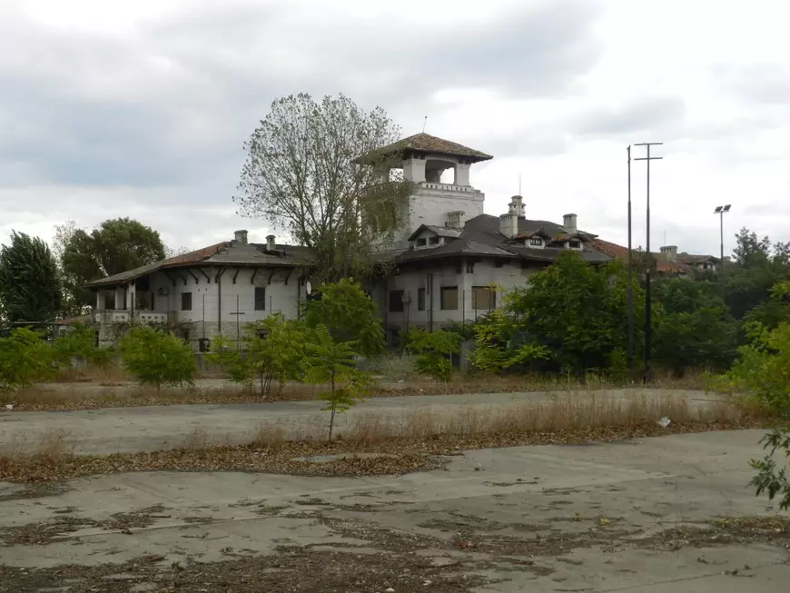 Ne iubim regina Centenarului prin vorbe, vecinii noștri o respectă prin fapte. Bulgarii au făcut din reședința reginei Maria de la Balcic o bijuterie, românii au batjocorit-o pe cea din Mamaia