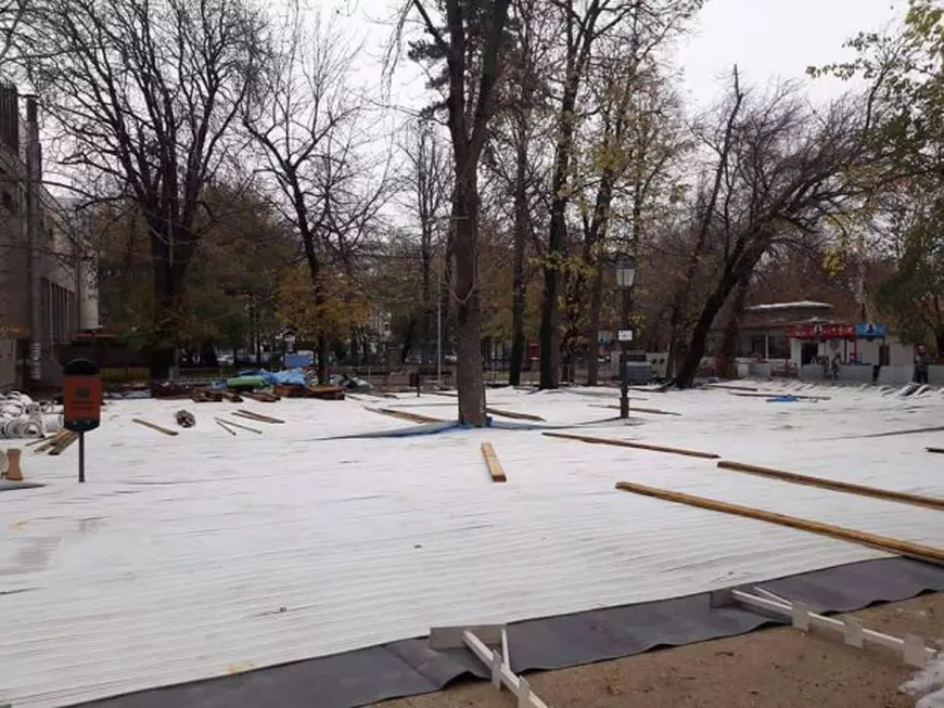 FOTO/ Ce “ispravă” a făcut municipalitatea din Focșani. Patinoarul pentru sărbătorile de iarnă va fi montat în Parcul Central, printre copaci și un stâlp de electricitate