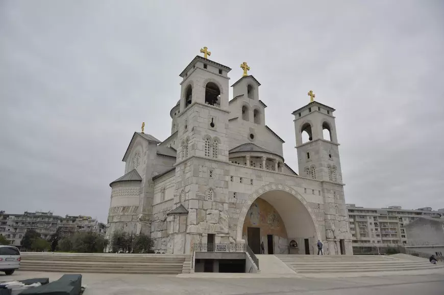 Doamna Dăncilă, aceasta este Podgorica! Tricolorii lui Cosmin Contra joacă diseară în Muntenegru, în capitala țării pe care premierul României a confundat-o cu Pristina, capitala Kosovo