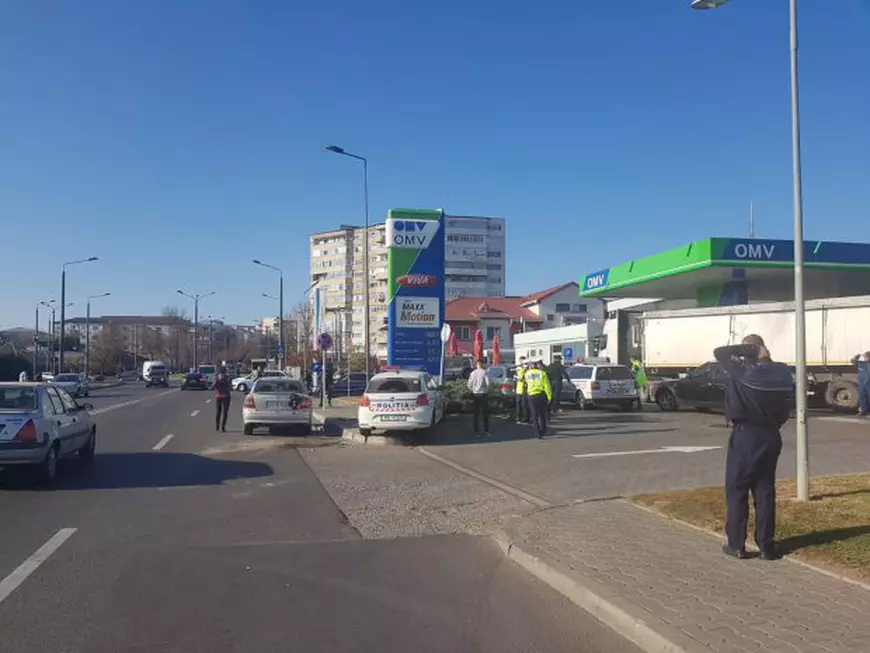 FOTO/ Mașină de poliție, împlicată într-un accident într-o benzinărie din Vaslui. Un agent a ajuns la spital