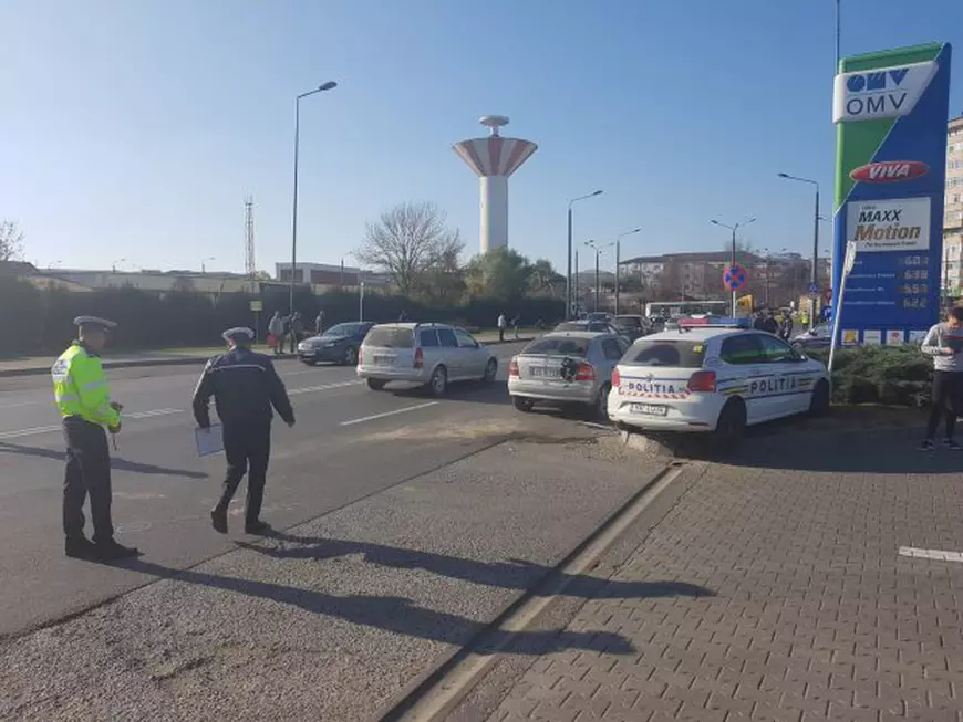 FOTO/ Mașină de poliție, împlicată într-un accident într-o benzinărie din Vaslui. Un agent a ajuns la spital