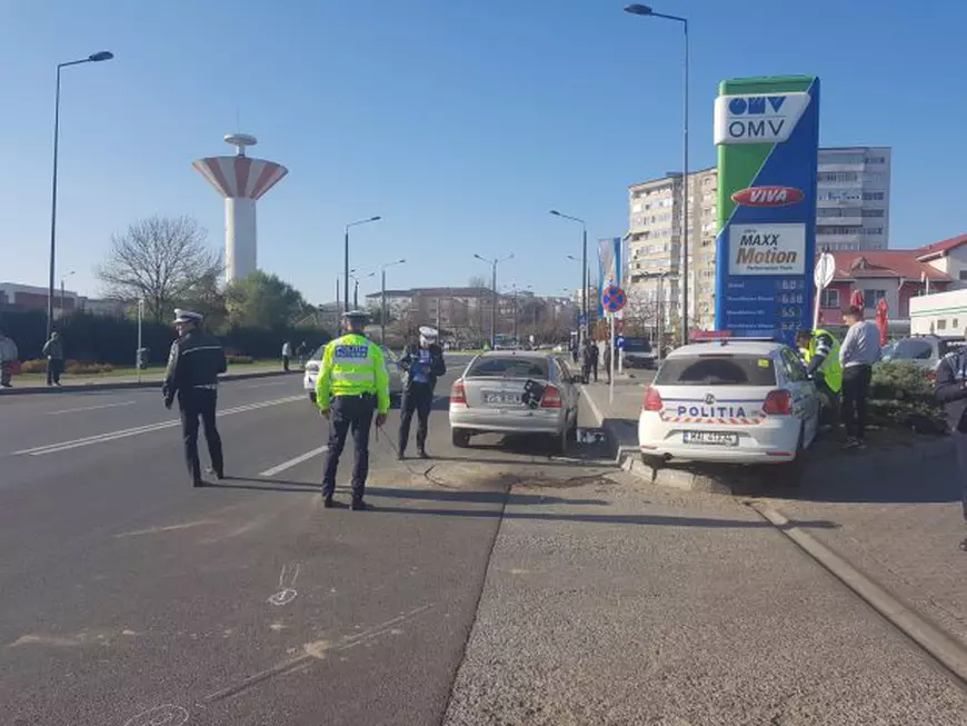 FOTO/ Mașină de poliție, împlicată într-un accident într-o benzinărie din Vaslui. Un agent a ajuns la spital