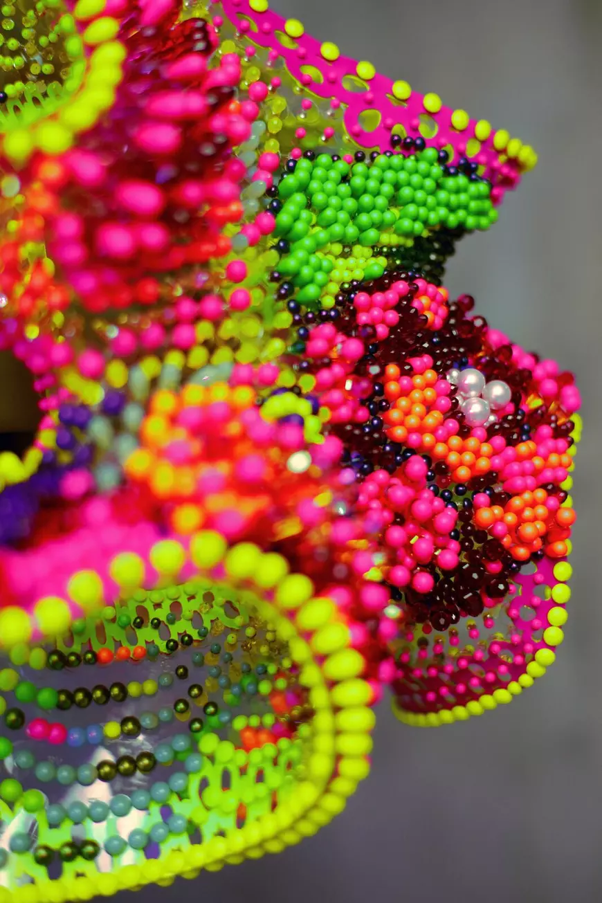 Povestea rochiei românești purtate de Bjork. 25.000 de cristale swarovski modelate pe computer și prinse manual....pornind de la covorul bunicii