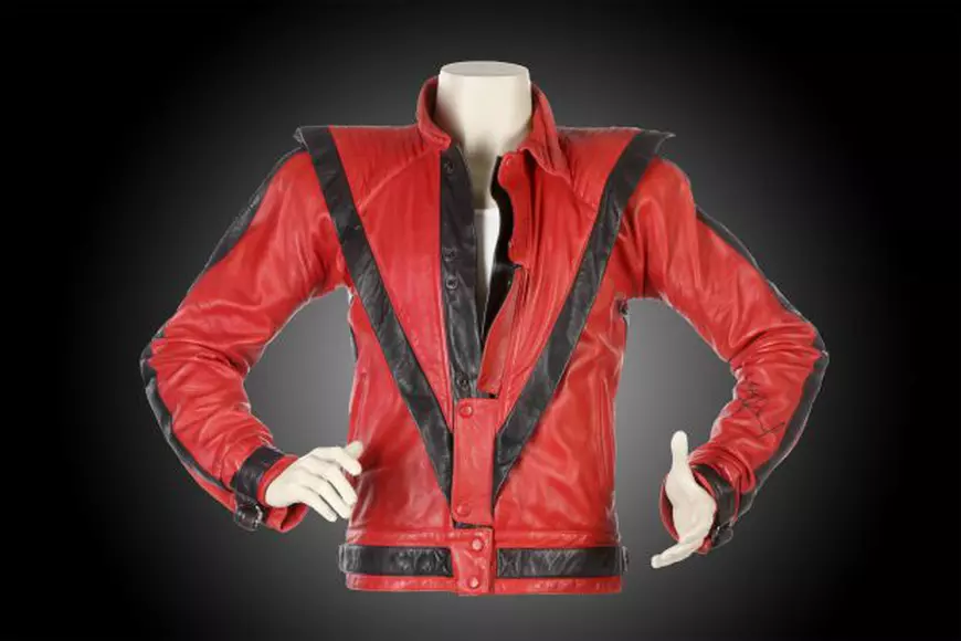 Jacheta purtată de Michael Jackson în turneul „Bad” a fost vândută la prețul vile de lux. Suma uriașă, primită de un afacerist din Texas pentru haina cu semnătura ”Regelui Pop”