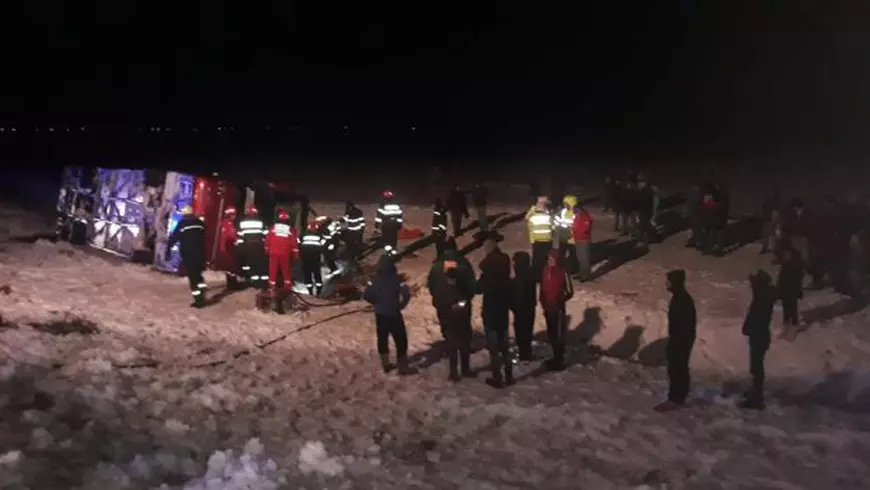 FOTO&VIDEO/ Un mort și șase răniți în Vrancea. Un autocar care venea din Italia și se îndrepta spre Chișinău s-a răsturnat din cauza zăpezii