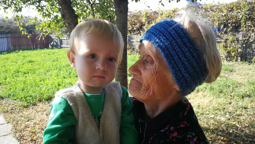 CENTENAR SOLIDAR/ Visul unei nopți de iarnă: un acoperiș deasupra capului și un ursuleț de pluș nou-nouț. O familie din Lehliu Gară trăiește într-o casă de rugăciuni - VIDEO