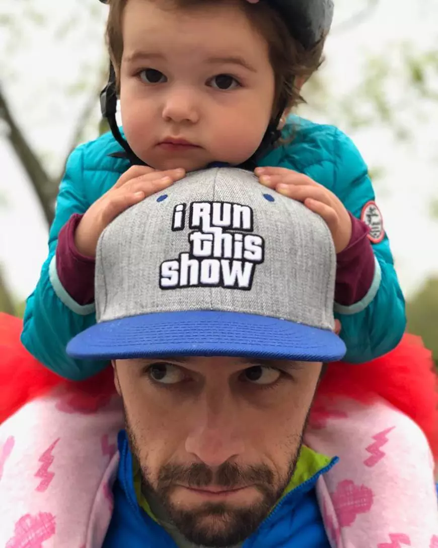 Adrian Nartea inventează povești pentru fiica lui