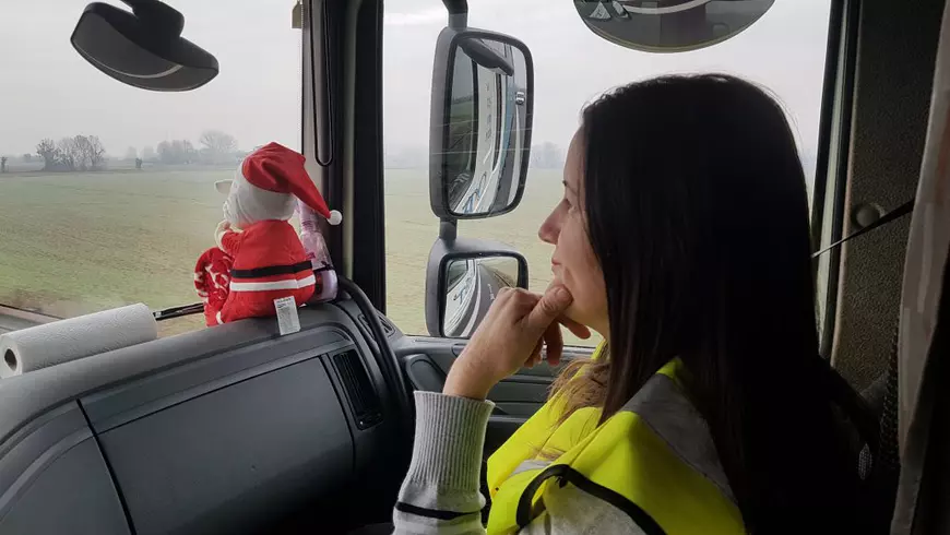 VIDEO / Crăciun româno-maghiar într-un TIR irlandez. O săptămână, trei țări, 1.350 de kilometri pe autostrăzi, 600 pe mare