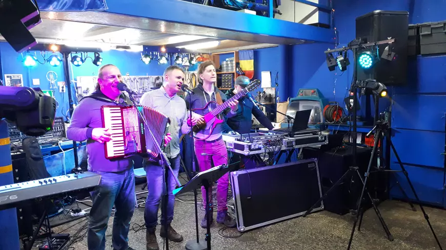 Vali Crăciunescu, SIR Blues Vali Răcilă și Dan Blueman au cântat aseară într-un service auto, printre motociclete recondiționate