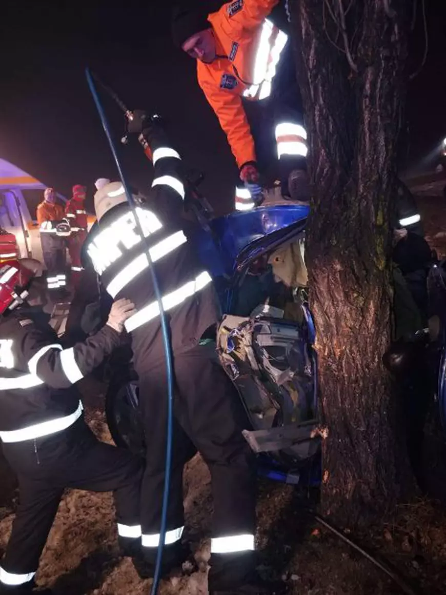 Accident cumplit pe „drumul morții” E85. Un om a murit pe loc, după ce mașina în care se afla s-a rupt în două! Imagini șocante de la fața locului