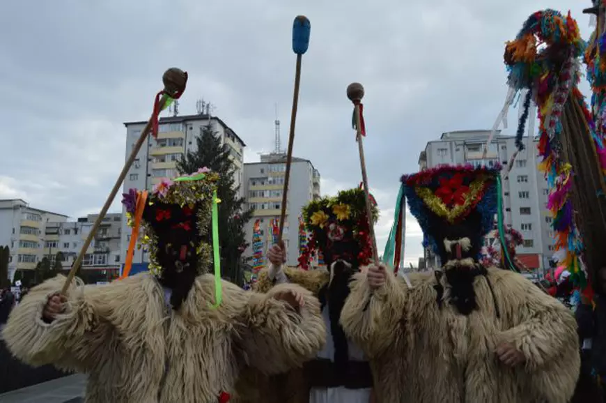 FOTO/ Celebra bătaie cu bâtele de la Ruginoasa, pe vremea comuniștilor. Ce se ascunde în spatele încăierării care se lăsa și atunci cu victime