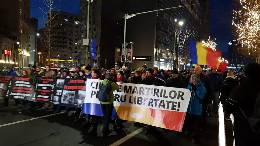 VIDEO & FOTO / Miting în București, la 29 de ani de la Revoluție. Mii de persoane au mărșăluit în memoria eroilor din 1989