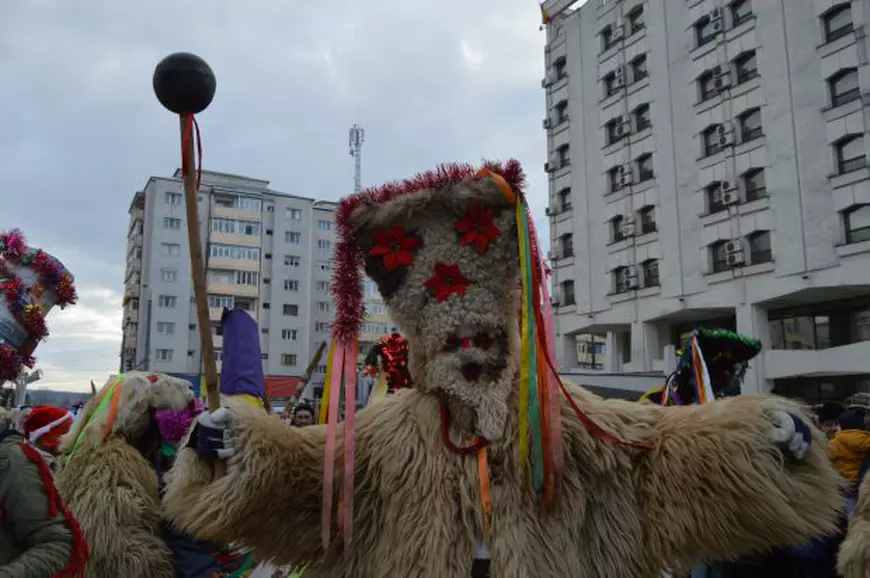 FOTO/ Celebra bătaie cu bâtele de la Ruginoasa, pe vremea comuniștilor. Ce se ascunde în spatele încăierării care se lăsa și atunci cu victime