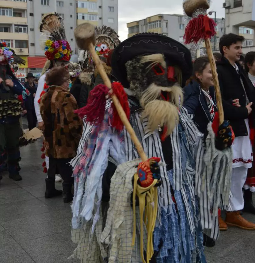 FOTO/ Celebra bătaie cu bâtele de la Ruginoasa, pe vremea comuniștilor. Ce se ascunde în spatele încăierării care se lăsa și atunci cu victime