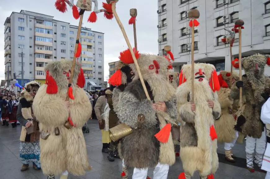 FOTO/ Celebra bătaie cu bâtele de la Ruginoasa, pe vremea comuniștilor. Ce se ascunde în spatele încăierării care se lăsa și atunci cu victime