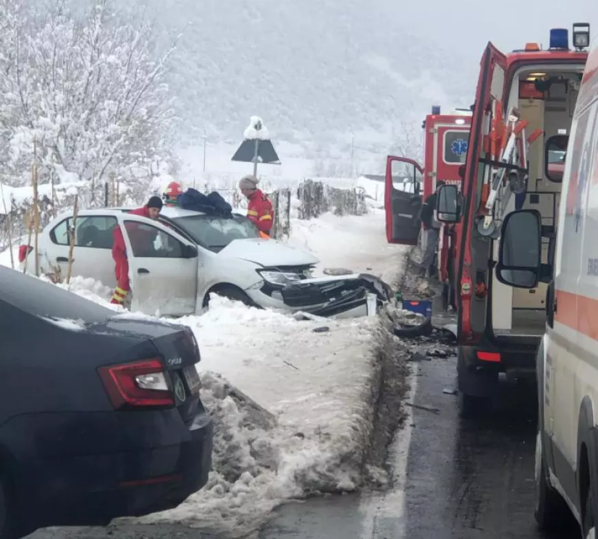 Plan roşu de intervenţie, în urma unui accident pe DN7, în localitatea Boița. Traficul este blocat