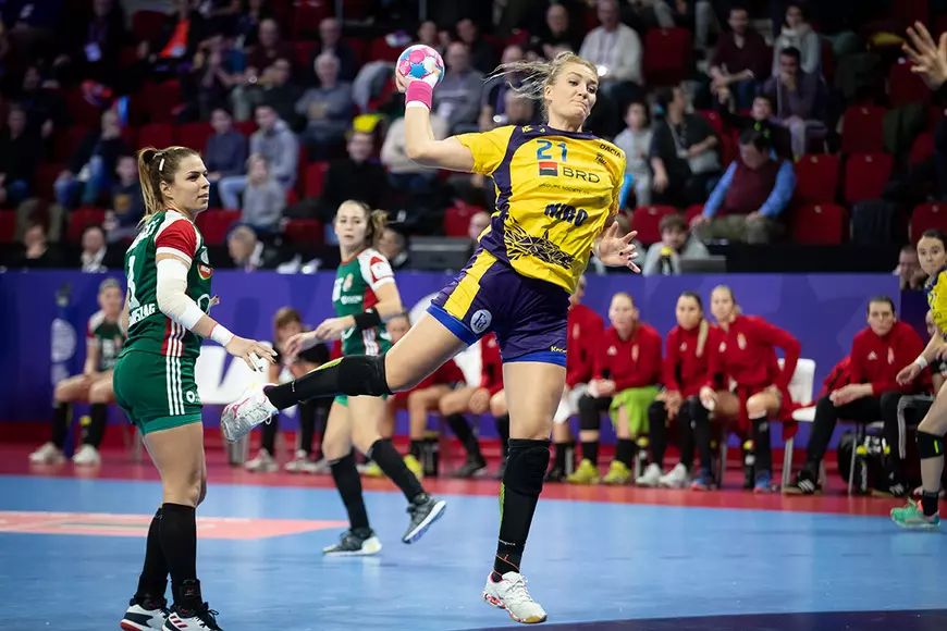 UPDATE | România a pierdut cu Ungaria, dar s-a calificat în semifinalele Euro 2018 de handbal feminin. Ambros a luat foc