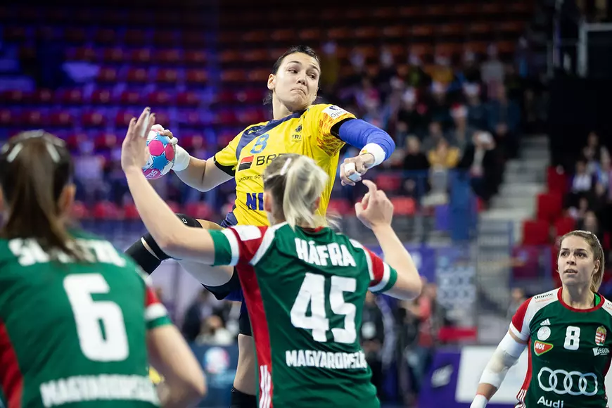 UPDATE | România a pierdut cu Ungaria, dar s-a calificat în semifinalele Euro 2018 de handbal feminin. Ambros a luat foc