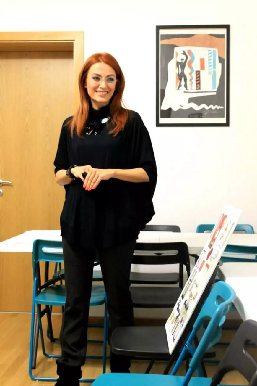 Momente stânjenitoare pentru Anca Țurcașiu și Andreea Bănică. Uneia i-a căzut cortina în cap, alteia i s-au rupt pantalonii în fund