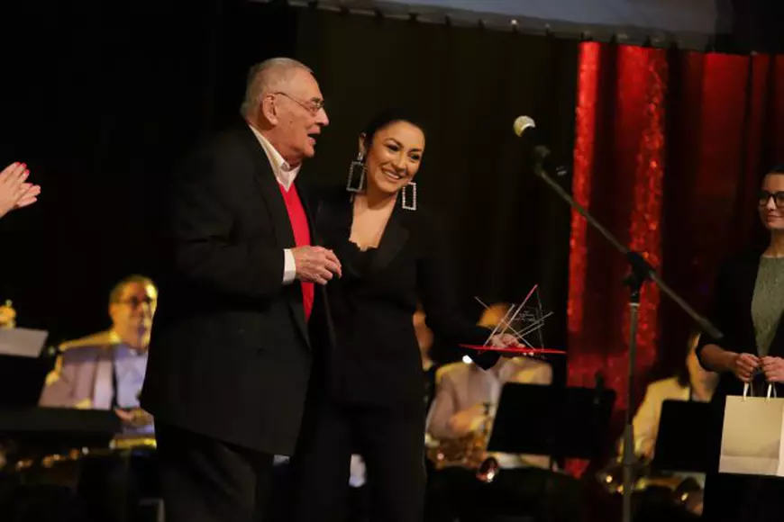 Andra și Teo, premiate la “Gala Stela Popescu”. “Sunt mândră că am reușit să o țin în brațe”