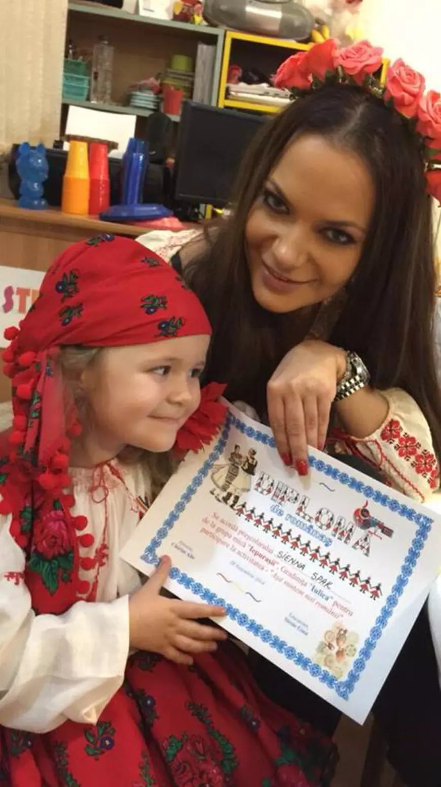 Andreea Antonescu și-a adunat familia în America, de Sărbători. Face bradul cu soțul și cu fiica ei, în California