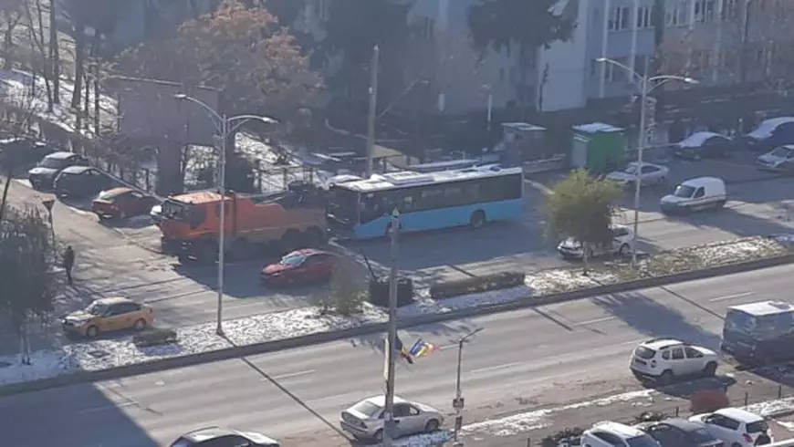 FOTO | Un autobuz achiziționat de Primăria Capitalei a rămas în pană, în prima zi în care a fost pus în circulație