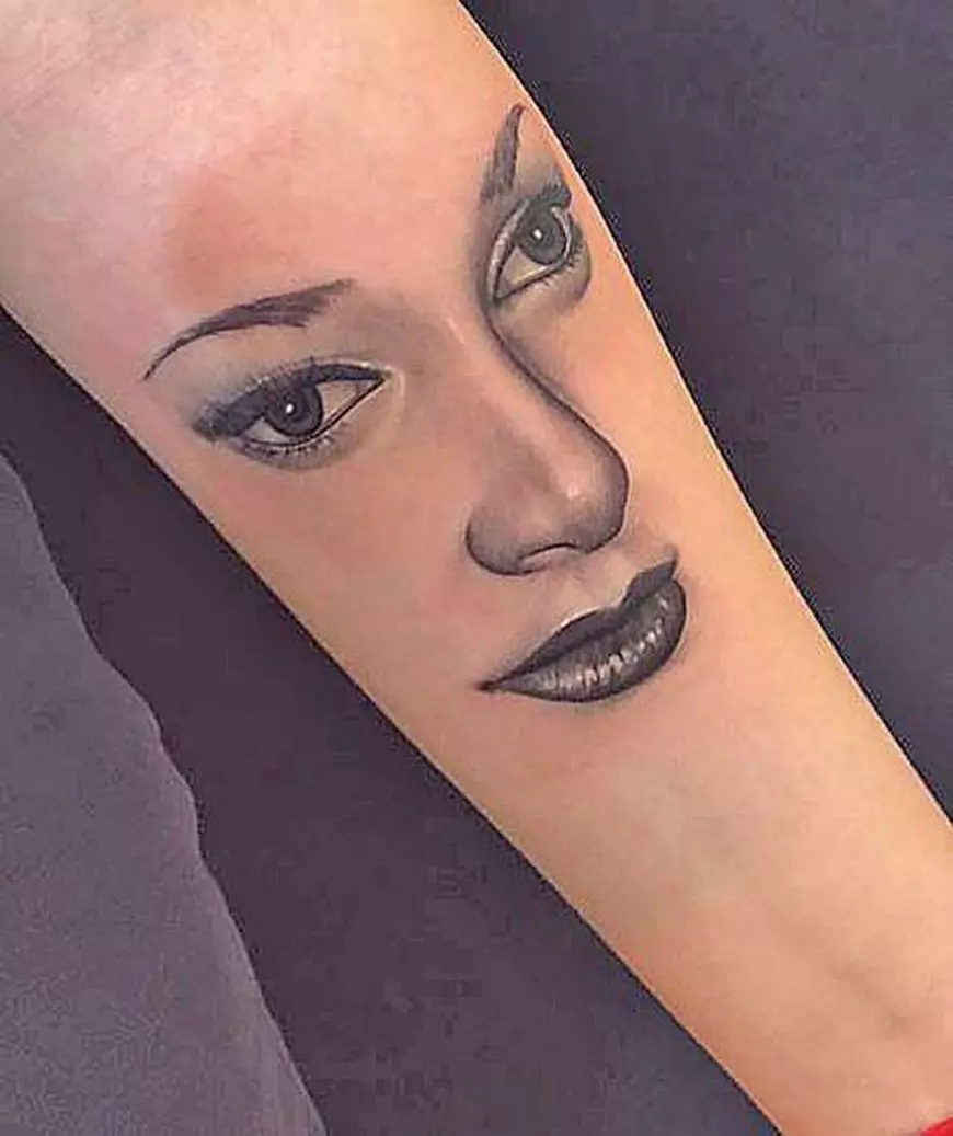 Betty Salam și-a făcut un nou tatuaj, cu chipul mamei sale moarte