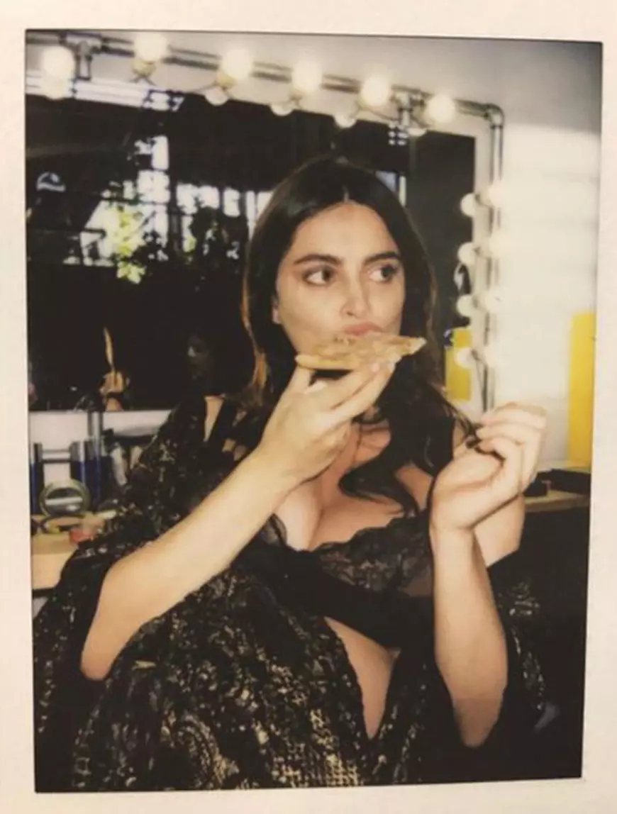 Catrinel Menghia ignoră caloriile pe timpul sarcinii. Viitoarea mămică își face toate poftele culinare