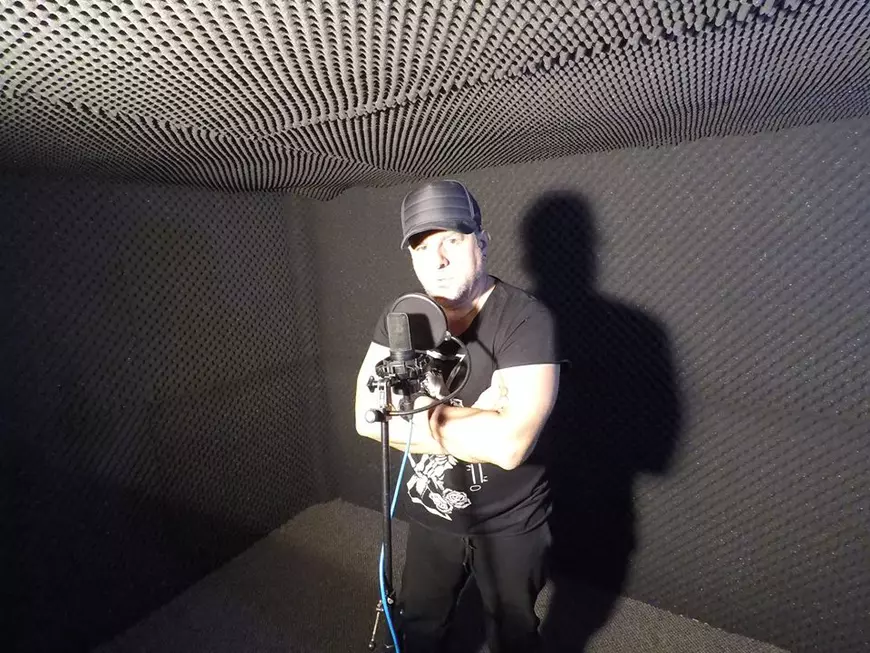 Sacrificiu de muzician: Tavi Colen a scos mașina din garaj, ca să-și facă studio de înregistrări