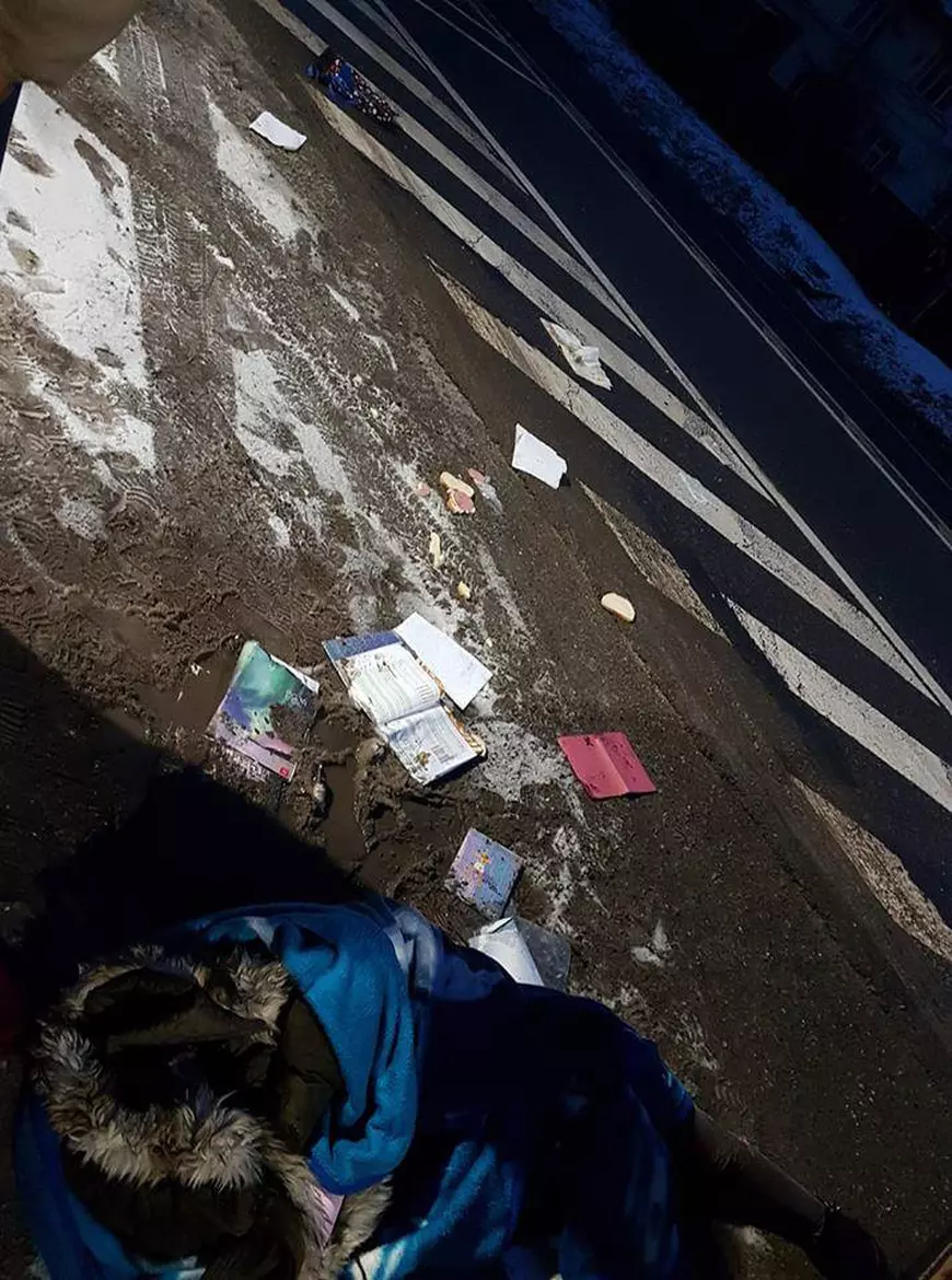 Caiete în noroiul drumului! Încă o fetiță lovită pe strada unde a fost paralizată Ana Maria Tănasă. Ea traversa neregulamentar!