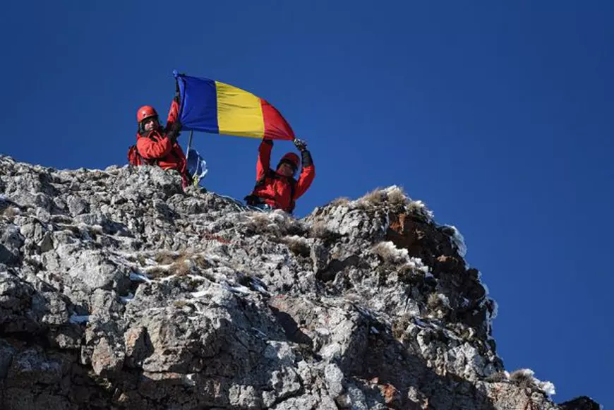 FOTO/ Salvamontiști suceveni au pus de Ziua Națională un drapel uriaș pe Pietrele Doamnei și drapele tricolore mai mici pe principalele vârfuri din Țara Dornelor