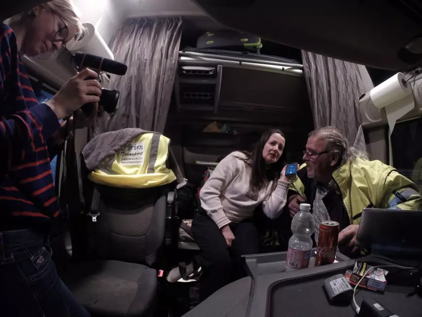 VIDEO / Crăciun româno-maghiar într-un TIR irlandez. O săptămână, trei țări, 1.350 de kilometri pe autostrăzi, 600 pe mare