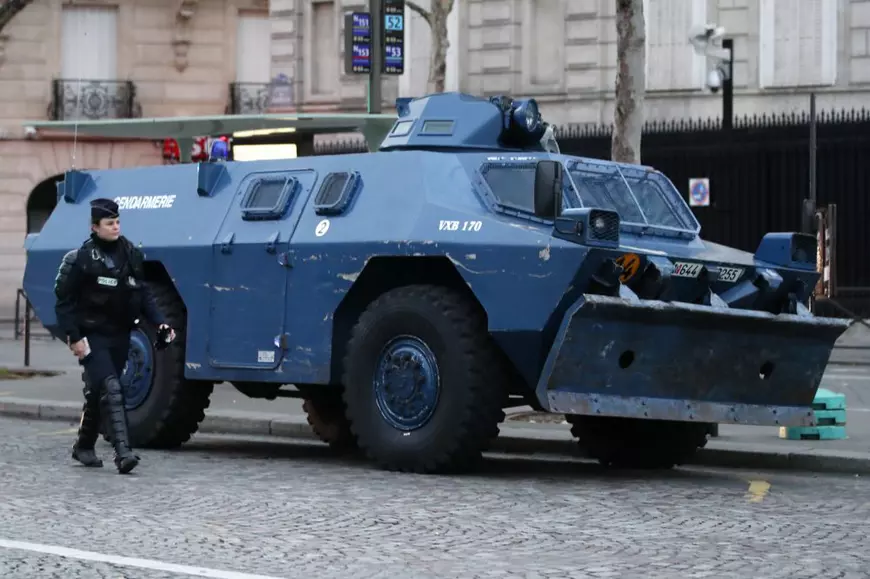 FOTO&VIDEO / Zi de foc în Franța! Violențe și confruntări, soldate cu aproximativ 1.400 de persoane reținute