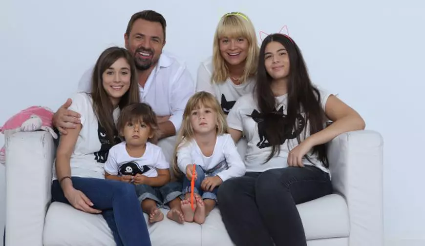Horia are o familie numeroasă și frumoasă. Toți 6 vor împodobi bradul!