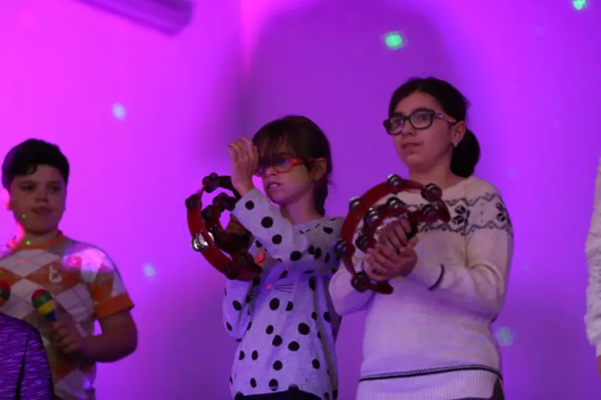 VIDEO&FOTO/ Crăciunul se vede cu inima. "Crăciun fericit!" scris în Braille seamănă cu o dantelă, iar felicitarea se citește cu vârful degetelor