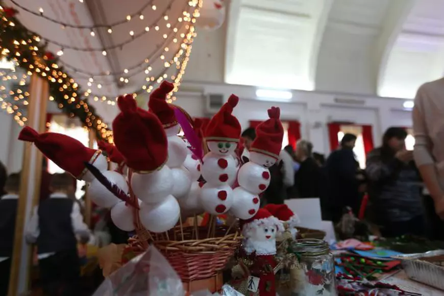 VIDEO&FOTO/ Crăciunul se vede cu inima. "Crăciun fericit!" scris în Braille seamănă cu o dantelă, iar felicitarea se citește cu vârful degetelor