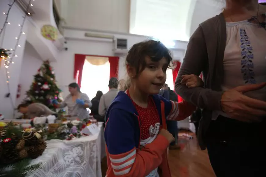 VIDEO&FOTO/ Crăciunul se vede cu inima. "Crăciun fericit!" scris în Braille seamănă cu o dantelă, iar felicitarea se citește cu vârful degetelor