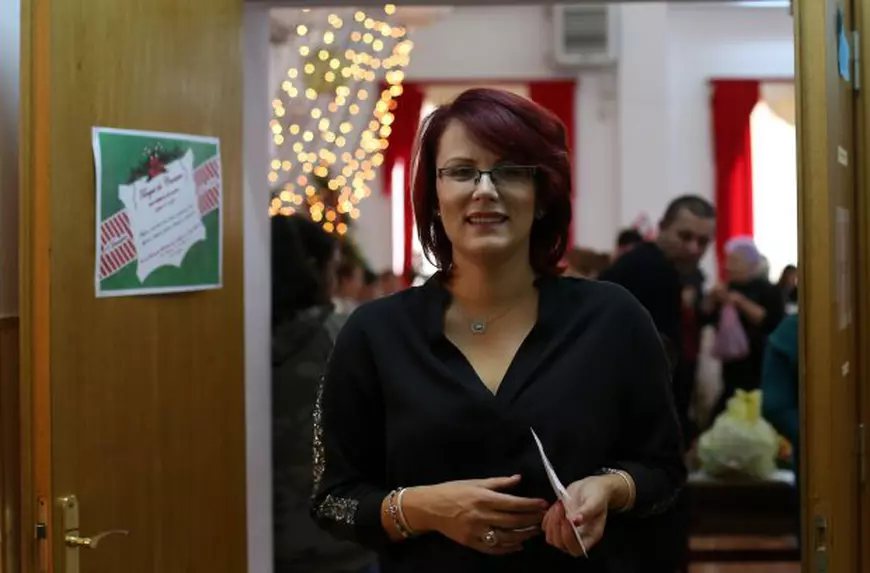 VIDEO&FOTO/ Crăciunul se vede cu inima. "Crăciun fericit!" scris în Braille seamănă cu o dantelă, iar felicitarea se citește cu vârful degetelor