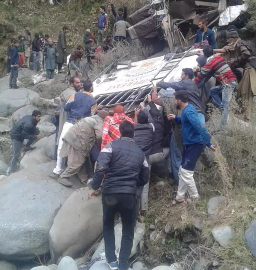 Salvatorii și martorii accidentului din India încearcă să ajute supraviețuitorii 