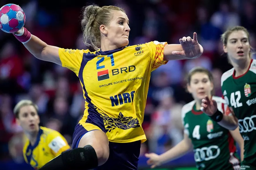 UPDATE | România a pierdut cu Ungaria, dar s-a calificat în semifinalele Euro 2018 de handbal feminin. Ambros a luat foc